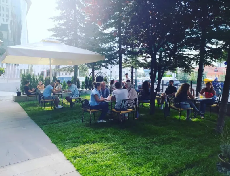 ChefMade bahçe - misafirler yeşillikler içinde Atakule manzarasıyla
