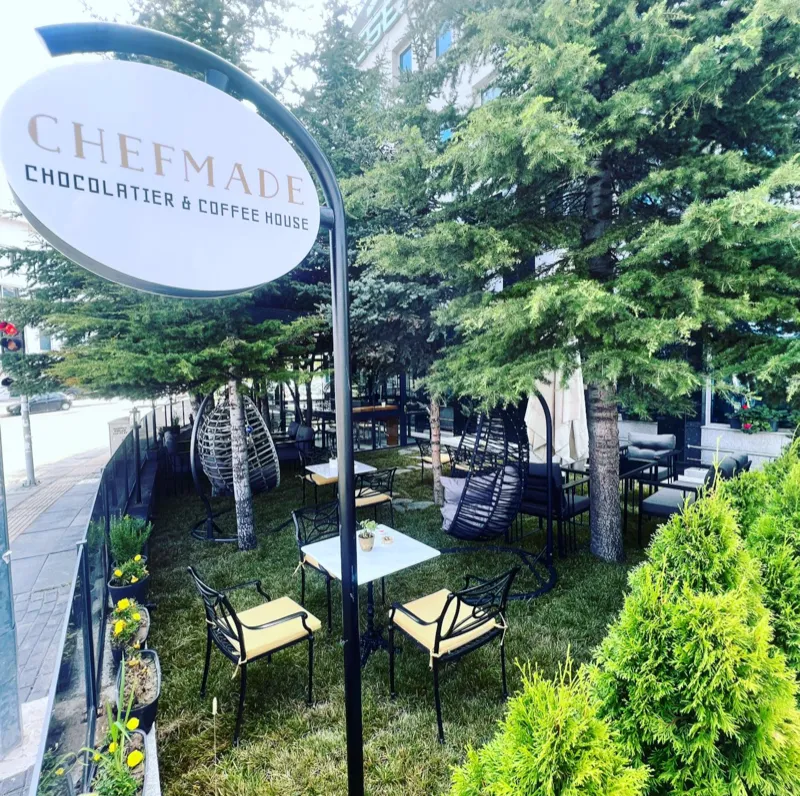 ChefMade yeşillikler içindeki bahçe ve tabelası